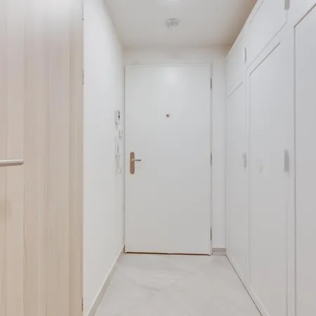 Brand-new, Equipped Near The Metro Apartamento