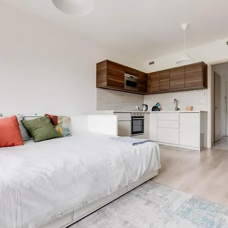 Brand-new, Equipped Near The Metro Apartamento Praga