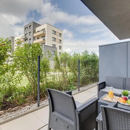 Brand New With Patio - Near Metro & Shopping Mall Appartamento *