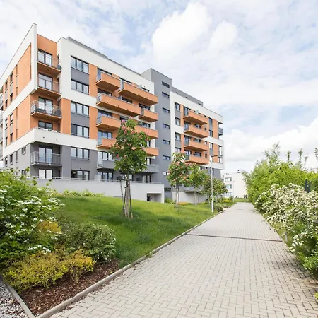 Brand New With Patio - Near Metro & Shopping Mall Appartamento