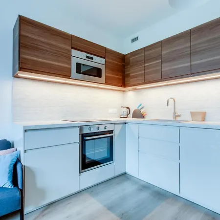 Brand New With Patio - Near Metro & Shopping Mall Appartamento