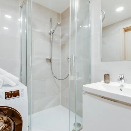 Brand New With Patio - Near Metro & Shopping Mall Appartamento