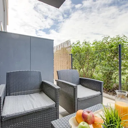 Brand New With Patio - Near Metro & Shopping Mall Appartamento *