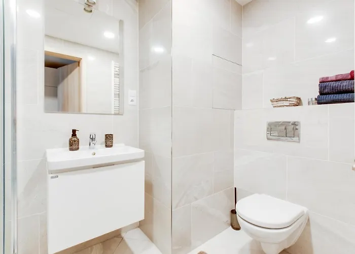 Brand New With Patio - Near Metro & Shopping Mall * Prag