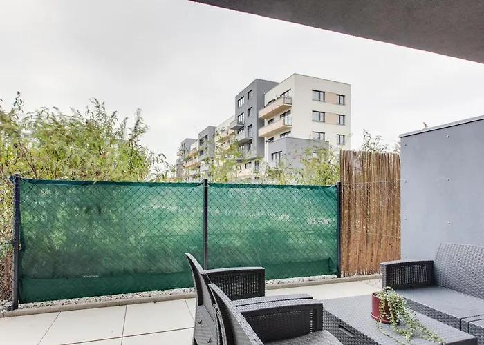 Apartment Brand New With Patio - Near Metro & Shopping Mall *
