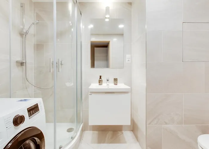Apartment Brand New With Patio - Near Metro & Shopping Mall