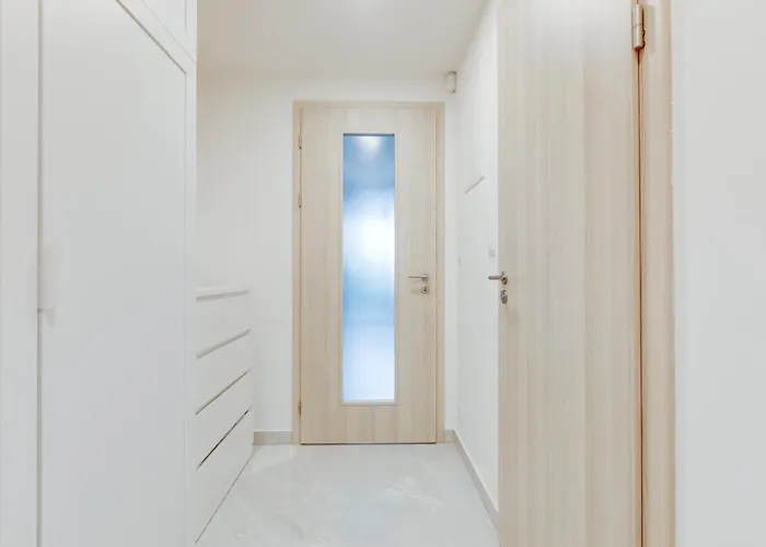 Apartment Brand New With Patio - Near Metro & Shopping Mall