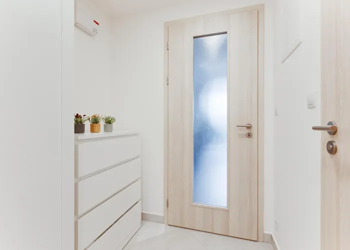 Apartment Brand New With Patio - Near Metro & Shopping Mall