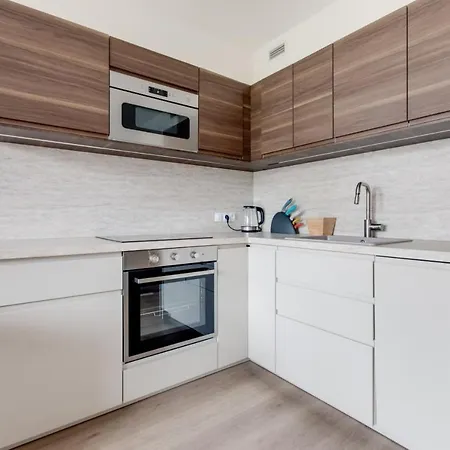 Brand-new, Equipped Near The Metro Daire Prag