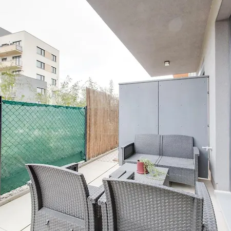 Brand New With Patio - Near Metro & Shopping Mall Διαμέρισμα