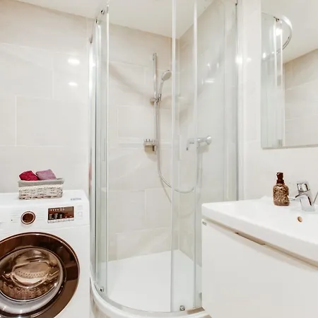 Brand New With Patio - Near Metro & Shopping Mall Διαμέρισμα